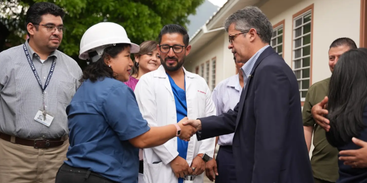 Autoridades del Ministerio de Salud supervisaron las acciones implementadas en el Hospital de Amatitlán. (Foto: MSPAS)