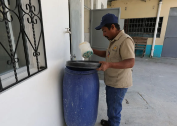 Mantener tapados los recipientes donde se almacena agua ayuda a prevenir la proliferación del zancudo transmisor del dengue. / Foto: MSPAS.