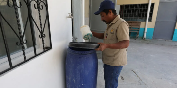 Mantener tapados los recipientes donde se almacena agua ayuda a prevenir la proliferación del zancudo transmisor del dengue. / Foto: MSPAS.