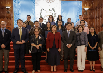 La vicepresidenta y autoridades de Senacyt premiaron a los ganadores del Fotocyt 2025. (Foto: Analí Camey)