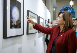 La vicepresidenta Karin Herrera y Senacyt premiaron a las mejores 12 fotografías participantes en Fotocyt. (Foto: Analí Camey)