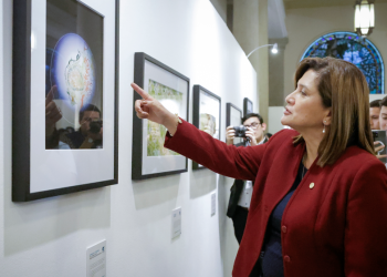 La vicepresidenta Karin Herrera y Senacyt premiaron a las mejores 12 fotografías participantes en Fotocyt. (Foto: Analí Camey)