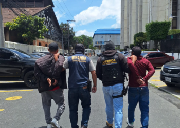 Según los registros de las autoridades, ambos detenidos están vinculados a la clica Vatos Locos Salvatrucha. / Foto: PNC