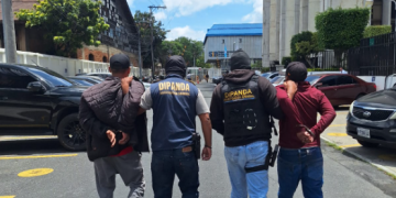 Según los registros de las autoridades, ambos detenidos están vinculados a la clica Vatos Locos Salvatrucha. / Foto: PNC