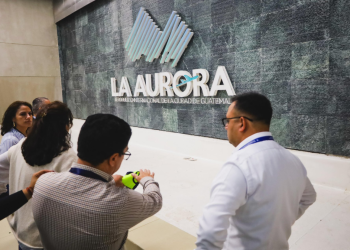 Viceministro Suriano inspeccionó el AILA en horas de la madrugada./Foto: CIV.