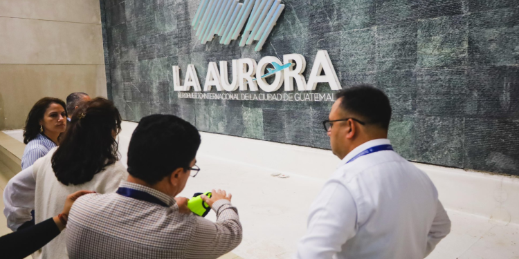 Viceministro Suriano inspeccionó el AILA en horas de la madrugada./Foto: CIV.