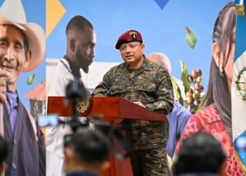 Ministro de la Defensa comparte las acciones de seguridad en el ahora Fuerte Xan. (Foto: Álvaro Interiano)