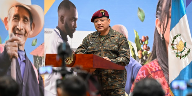 Ministro de la Defensa comparte las acciones de seguridad en el ahora Fuerte Xan. (Foto: Álvaro Interiano)