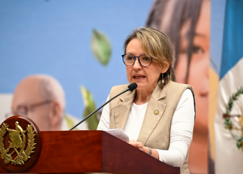 Ministra de Ambiente comparte las acciones ambientales que realiza el Marn. (Foto: Álvaro Interiano)