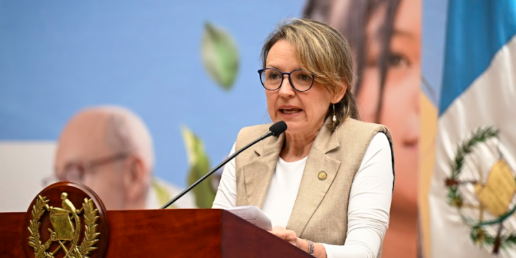 Ministra de Ambiente comparte las acciones ambientales que realiza el Marn. (Foto: Álvaro Interiano)