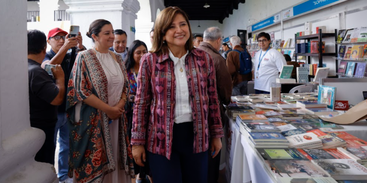 Vicepresidenta participa en la Feria del Libro al Viento en Cobán, Alta Verapaz. (Foto: Alex Jacinto)