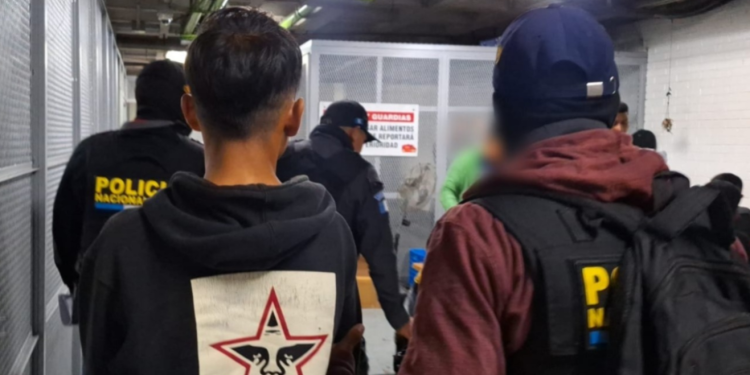 Capturados durante allanamientos. / Foto: PNC.