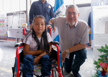 Presidente lidera entrega de aparatos de movilidad asistida por parte de SOSEP. / Foto: Gilber García.