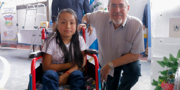Presidente lidera entrega de aparatos de movilidad asistida por parte de SOSEP. / Foto: Gilber García.