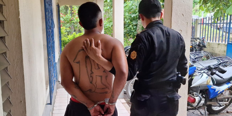 PNC recaptura a presunto integrante de la pandilla Barrio 18 en Santa Rosa. (Foto: PNC)