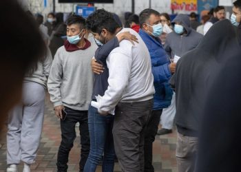 Las deportaciones rápidas inducen a deportar a personas por error, señala jueza federal de Estados Unidos.