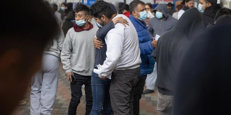 Las deportaciones rápidas inducen a deportar a personas por error, señala jueza federal de Estados Unidos.