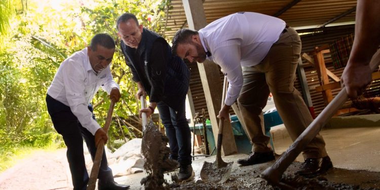 Mano a Mano continúa trabajando para la erradicación de los pisos de tierra./Foto: Mides.