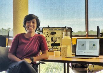 La estudiante de Bangladesh diseñó dispositivo con IA para atrapar zancudos y convatir enfermedades.