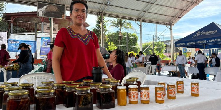 En la Feria del Agricultor en Barberena, Santa Rosa, las personas tuvieron acceso a diferente tipo de productos.