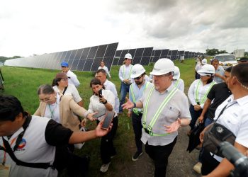 El presidente Bernardo Arévalo habla con periodistas durante un recorrido por una sección de la generadora solar de energía eléctrica.