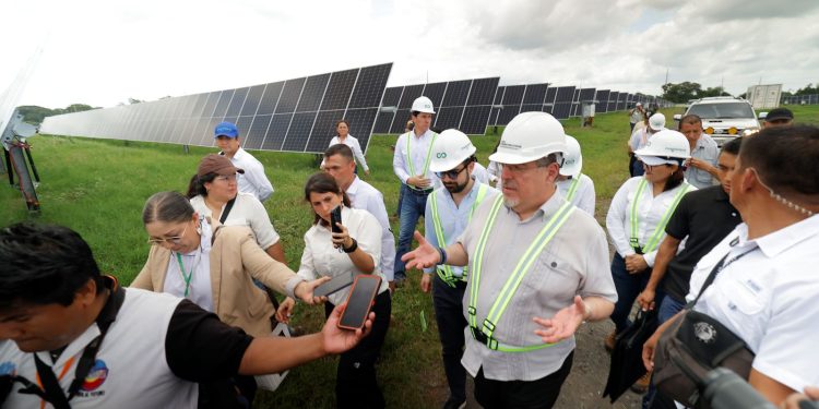 El presidente Bernardo Arévalo habla con periodistas durante un recorrido por una sección de la generadora solar de energía eléctrica.