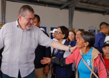 El presidente Bernardo Arévalo saluda a una persona mayor durante recorrido por el nuevo centro de atención Mis Años Dorados en Olopa, Chiquimula. /Foto: Gilber García