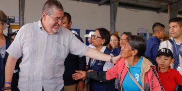 El presidente Bernardo Arévalo saluda a una persona mayor durante recorrido por el nuevo centro de atención Mis Años Dorados en Olopa, Chiquimula. /Foto: Gilber García