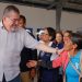 El presidente Bernardo Arévalo saluda a una persona mayor durante recorrido por el nuevo centro de atención Mis Años Dorados en Olopa, Chiquimula. /Foto: Gilber García