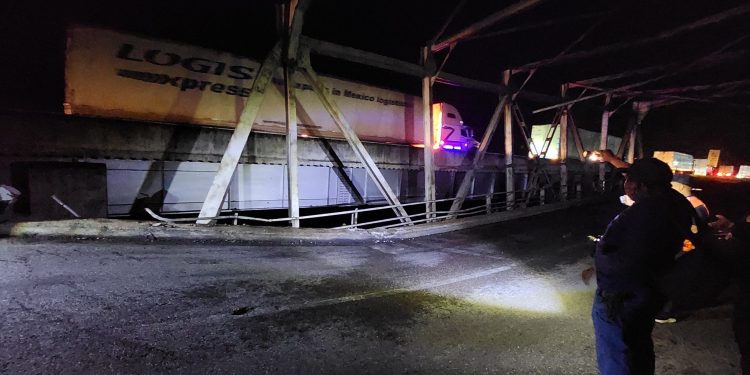 Atienden emergencia en el puente Mocá. / Foto: Gobernación Departamental de Suchitepéquez.