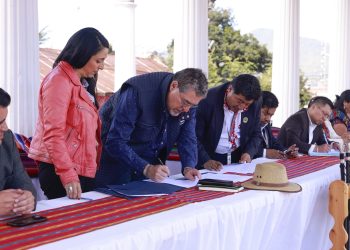 Presidente firma agenda territorial para el desarrollo en Totonicapán. / Foto: Dickéns Zamora.