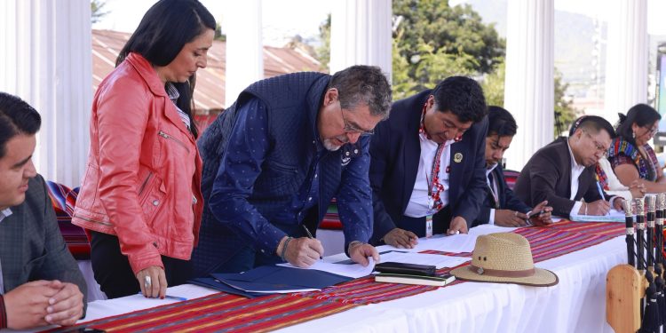 Presidente firma agenda territorial para el desarrollo en Totonicapán. / Foto: Dickéns Zamora.