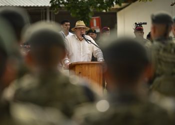 Presidente visita el Campo Xan. Álvaro Interiano y Noé Pérez