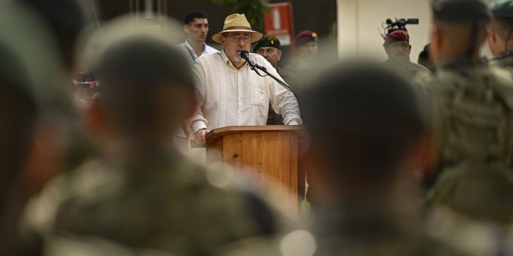 Presidente visita el Campo Xan. Álvaro Interiano y Noé Pérez