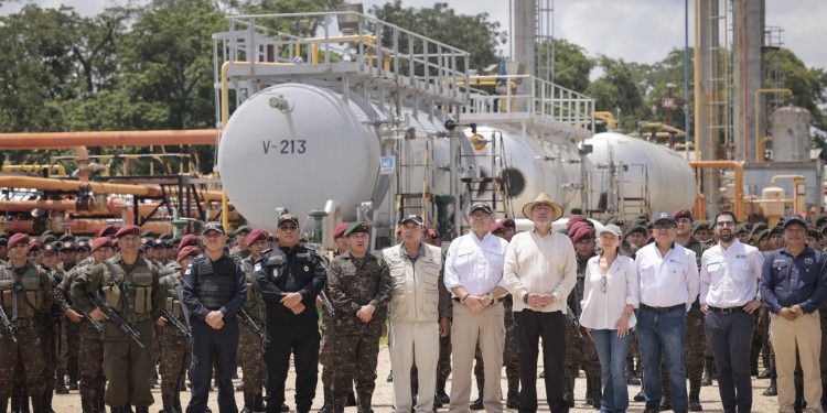 Presidente destaca recuperación del ecosistema y seguridad del campo Xan, en Petén. / Foto. Álvaro Interiano y Noé Pérez.