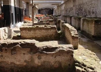 Parte del hallazgo arqueológico de la antigua Roma durante obras para construcción de estación del metro de la ciudad eterna.
