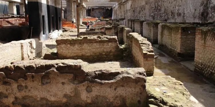 Parte del hallazgo arqueológico de la antigua Roma durante obras para construcción de estación del metro de la ciudad eterna.