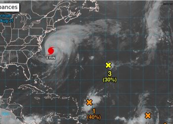Expertos prevén que el huracán se debilitará luego de que llegó al punto más cercano a Carolina del Norte, donde causó inundaciones.