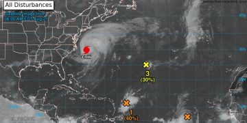 Expertos prevén que el huracán se debilitará luego de que llegó al punto más cercano a Carolina del Norte, donde causó inundaciones.