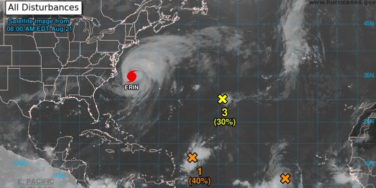 Expertos prevén que el huracán se debilitará luego de que llegó al punto más cercano a Carolina del Norte, donde causó inundaciones.