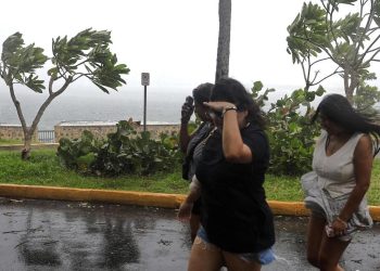 Aunque no tocó tierra en Puerto Rico, el huracán Erin causó fuertes vientos en la isla. Ahora el meteoro se dirige a las Bahamas y la costa esta de EE. UU.