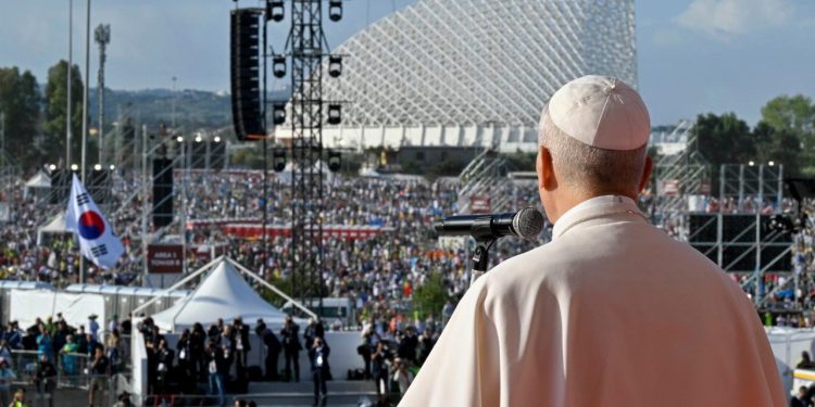 El papa León XIV se dirige a una multitud de feligreses de 146 países, entre estos Guatemala, que se reunieron en la explanada de Tor Vergata para participar en la clausura del Jubileo de los Jóvenes.