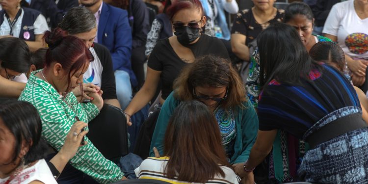 Algunos familiares de víctimas oran durante la audiencia de sentencia.