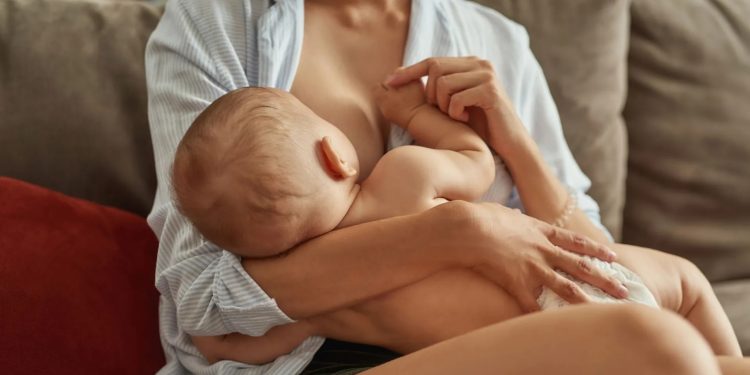 La lactancia materna durante los primeros seis meses es vital para el desarrollo cognitivo del bebé.