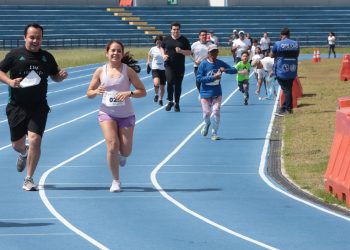 Decenas de familias participan en la Carrera por la Lactancia Materna, organizada por el Ministerio de Salud.