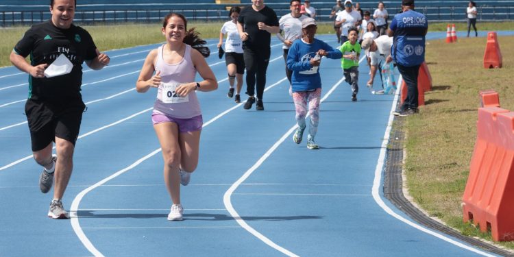 Decenas de familias participan en la Carrera por la Lactancia Materna, organizada por el Ministerio de Salud.