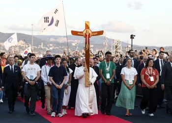 El papa León XIV preside, acompañado de miles de jóvenes, una procesión en la explanada Tor Vergata, en las afueras de Roma, en un acto del Jubileo de los Jóvenes.