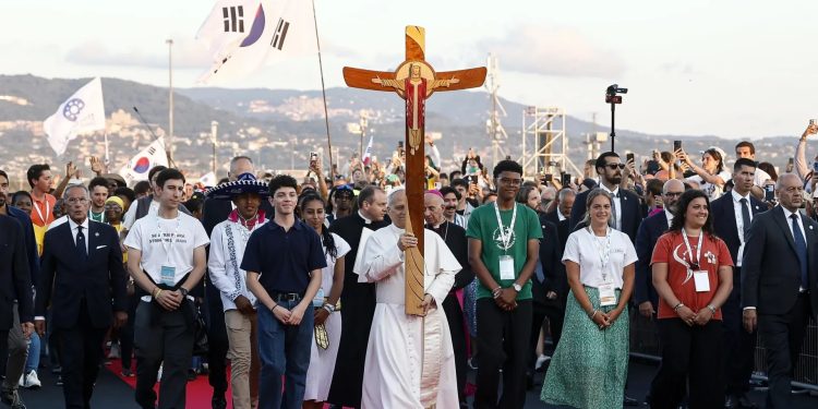 El papa León XIV preside, acompañado de miles de jóvenes, una procesión en la explanada Tor Vergata, en las afueras de Roma, en un acto del Jubileo de los Jóvenes.