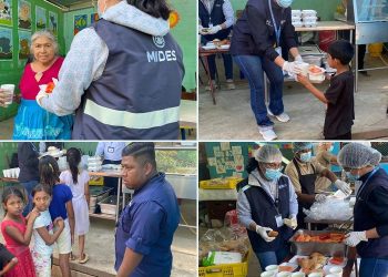 La mañana de este sábado, personal del Mides brindó desayunos a personas afectadas por los sismos en Jutiapa.