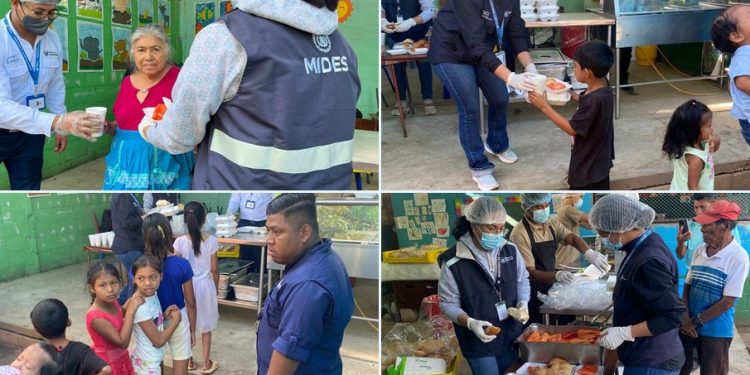 La mañana de este sábado, personal del Mides brindó desayunos a personas afectadas por los sismos en Jutiapa.